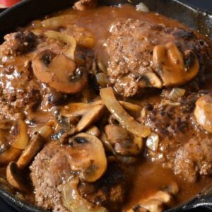 Hakkebøf af dansk kødkvæg m. bløde løg & brun sovs