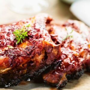 Lasse’s BBQ revelsben, letsaltet, røget samt forkogt